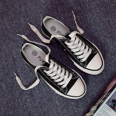 Timeless Low-Top Converse-Style Shoes – With a nod to classic streetwear