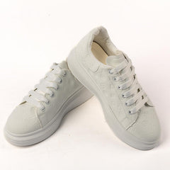 All-White Trainer Sneaker – Crisp, Minimalist Aesthetic Meets Lightweight Cushioning and Everyday Versatility in This Sleek Silhouette