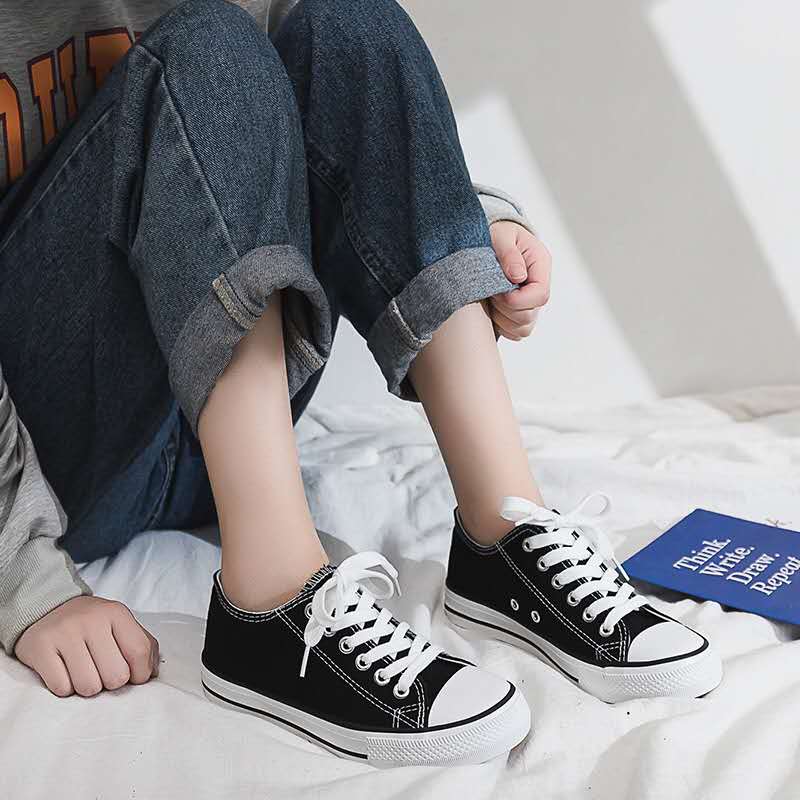 Vintage Vibe Canvas Shoes – Infused with Retro Charm and Modern Comfort, These Classic Sneakers Offer a Timeless Aesthetic