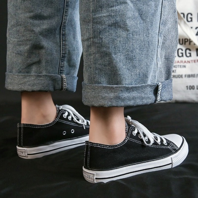Timeless Low-Top Converse-Style Shoes – With a nod to classic streetwear